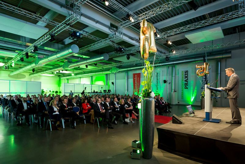 Nach dem Warm-up im Foyer des Vogel Convention Centers nahmen die rund 200 Gäste im Veranstaltungssaal Platz, wo ... (Stefan Bausewein)