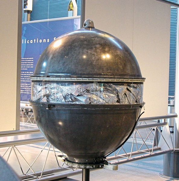 Bild 2: Im National Air and Space Museum ist zu sehen, dass Echo 1 während des Starts zusammengefaltet in einer etwa 50 cm große Kugel transportiert wurde.  (Bild: National Air and Space Museum)