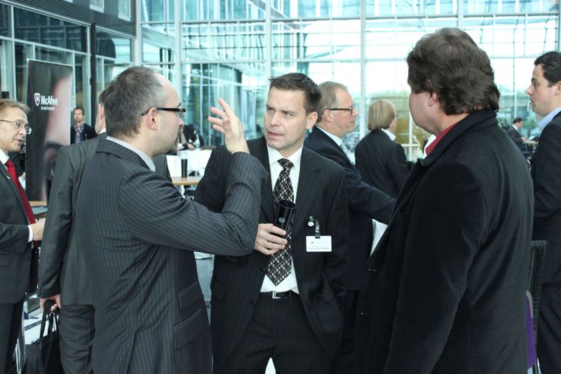 Angeregte Diskussionen: Dr. Thomas Ortseifen, Landeshauptstadt Wiesbaden (Mitte). (Vogel IT-Medien)