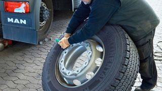 Gut gerüstet in den Winter: In der Werkstatt von Reifen Bresser in Bünde werden Sommer- gegen Winterreifen von Continental getauscht. (Continental)