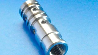 Der Edelstahl UGIMA 4598 von Ugitech ermöglicht eine kosten- und zeiteffiziente Fertigung von hochwertigen Präzisionsteilen, wie filigranen Schrauben. (Bild: Ugitech)