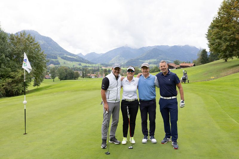 (v. l.) Jochen Bösl (Deutsche Telekom) mit Skifahrerin Daniela Schuster, Skirennläufer Edi Reichhart und Michi Görner (TDSynnex) (Bild: Hans Breitenfellner)