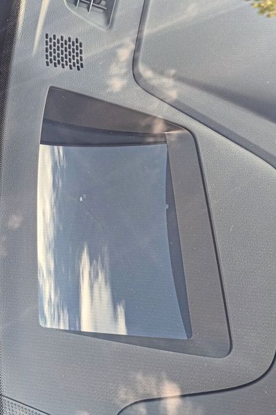 Theoretisch eine feine Sache, so ein Head-up-Display. Praktisch aber sind beim Qashqai nicht nur die Zahlen und Symbole des guten Stücks in der Windschutzscheibe deutlich sichtbar, sondern auch das gesamte Anzeigenfeld. Außerdem spiegelte sich der Rahmen der entsprechenden Aussparung im Armaturenbrett bei Sonnenschein im Blickfeld des Fahrers. (Bild: Dominsky – VCG)