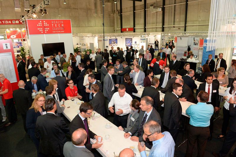 Um den richtigen Geschäftspartner zu finden, braucht es den persönlichen Kontakt. Netzwerkveranstaltungen stehen deshalb auch auf der Swiss Medtech Expo auf dem Programm. (Messe Luzern AG)