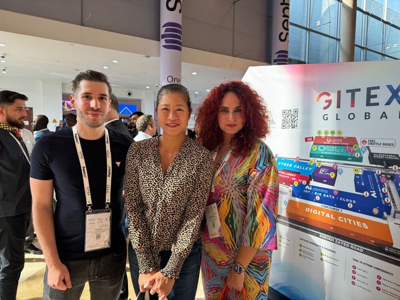 Endlich mal bekannte Gesichter getroffen: (v. l.) Nico Riedl und Amanda Chen (Digital Data Communications) mit Besa Agaj (IT-BUSINESS) (Bild: Vogel IT-Medien )