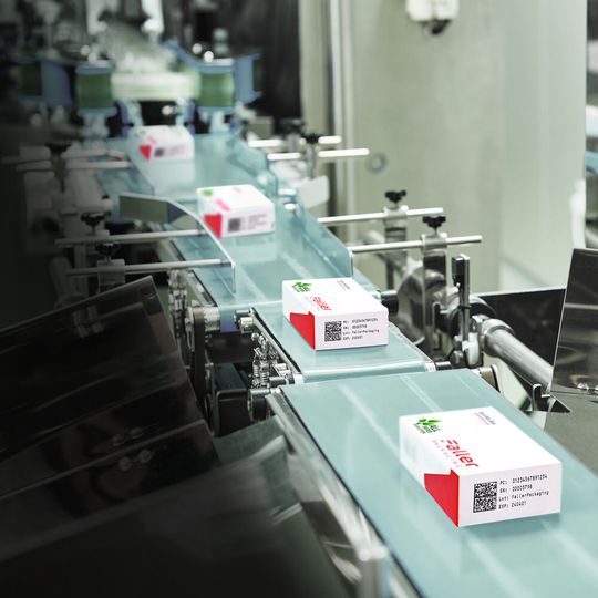 Effizienz, Nachhaltigkeit, Flexibilität und Sicherheit – darauf kommt es bei Packmitteln in der Pharmaindustrie an. Effizienz, Nachhaltigkeit, Flexibilität und Sicherheit – darauf kommt es bei Packmitteln in der Pharmaindustrie an.
