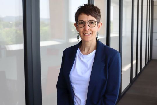 Dr. Irene Kreitmeir, Produktmanagerin für nicht wassermischbare Kühlschmierstoffe bei Zeller + Gmelin: „Unsere Multicut-Medtec-Produkte sind leistungsstark, prozesssicher und biokompatibel. Genau das, was die Fertigung anspruchsvoller Medizinteile erfordert.“(Bild:  Zeller + Gmelin)