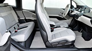 Bei den Sitzen von BMW i3 und i8 kommen recycelete PET-Flacschen zum Einsatz. (BMW)