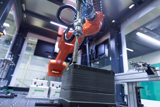 Roboterbasierte Demontagelösungen zum Beispiel aus dem Vorgängerprojekt »ReNaRe« werden  in PAnDA weiterentwickelt. (Bild:  Fraunhofer IPA / Foto: Rainer Bez)