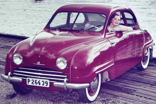 Einen von außen zugänglichen Kofferraum und ein größeres Heckfenster bekam der Saab 92b 1953. (Foto: Saab)