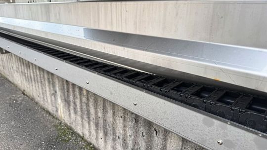 Im Inneren der Edelstahl-Einhausung läuft die Energiekette geschützt und verschleißarm. Sie führt die konfektionierten chainflex-Leitungen sicher mit, sodass der Räumer zuverlässig mit Energie und Signalen versorgt wird.(Bild:  igus)