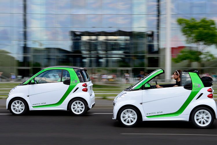 2012: Der Smart Fortwo Electric Drive ist als Smart Coupé und Cabrio weltweit in mehr als 30 Märkten erhältlich. (Foto: Daimler)