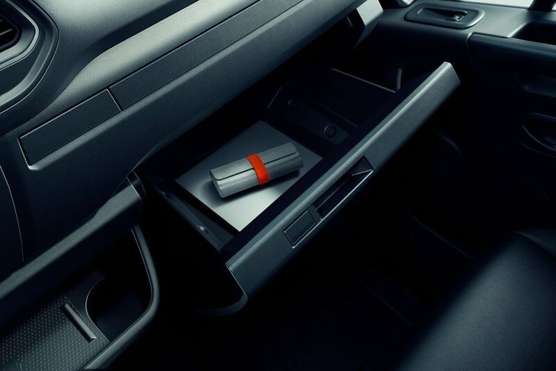 Die Master-Red-Edition hat serienmäßig ein induktives Smartphoneladegerät. (Renault Trucks)