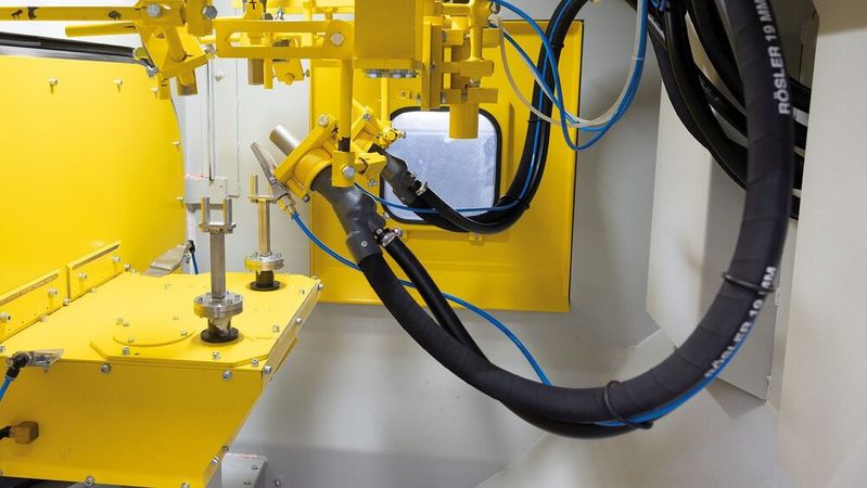 The blast nozzles, placed at the top and bottom of a vertical linear shuttle unit, can be moved up/down and individually turned on or off. (Source:  Rösler Oberflchentechnik)