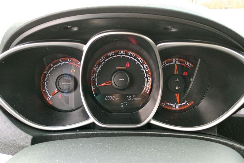 Auf der Fahrt die A7 entlang von Würzburg nach Kempten mit einigen Überlandfahrten im Allgäu und wieder zurück nach Würzburg verbrauchte der 102 PS starke Vierzylinder-Benziner laut Bordcomputer 7,5 Liter - bei nicht mehr als 130 km/h. Ein sechster Gang würde hier sicher einen niedrigeren Wert bewirken. (Bild: Thomas Günnel)