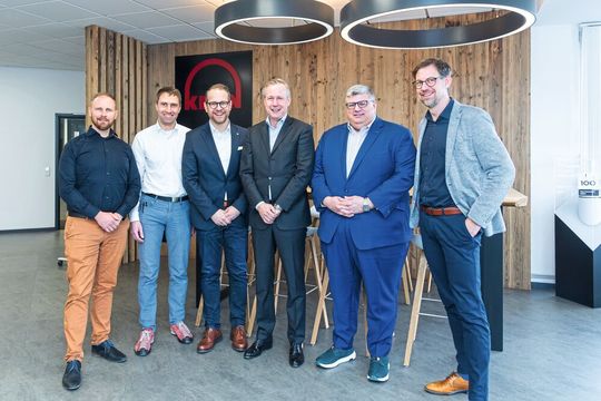Freuen sich auf eine gemeinsame, erfolgreiche Zukunft (v. l. n. r.): Sebastian Wühr, Werkleiter Auftragsfertigung bei Kern; Matthias Fritz, Entwicklungsleiter bei Kern; Simon Eickholt, CEO bei Kern; Chris Maetzig, Vice President und General Manager «Ultra Precision Technologies» bei Ametek; Tony Ciampitti, President «Electronic Instruments Group» (Metrology & Materials Analysis) bei Ametek; Sebastian Guggenmos, COO bei Kern.(Bild:  Kern Microtechnik GmbH)