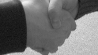 Mit einem Handschlag fangt alles an, doch wie geht es weiter?Mit zehn Tipps funktionierende Business-Netzwerke aufbauen und Kontakte zu Geschäftspartnern pflegen. (Bild: Ernhofer)