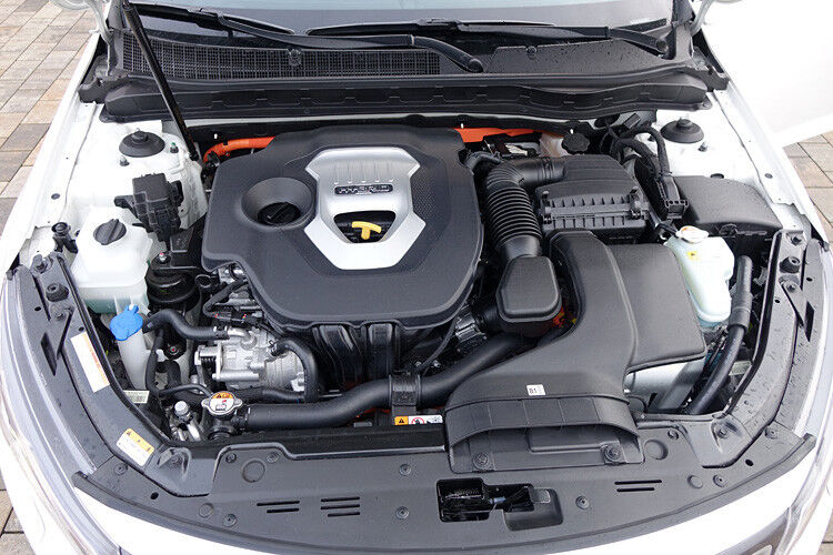Typisch für moderne Motorräume geht es auch beim Kia beengt zu, in seiner Gesamtleistung kommt der Motor auf 177 PS. (Foto: Thomas Günnel)