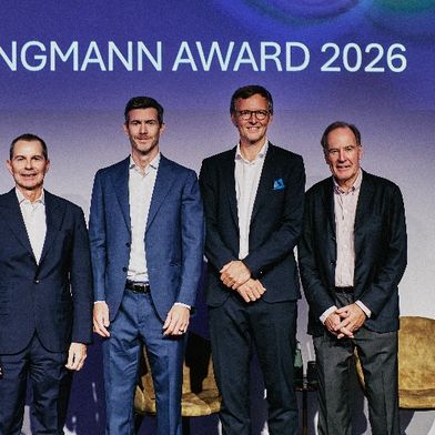 Dr. Thomas Strüngmann, Dr. Stefano Portolano (Finalist, Azafaros), Dr. Jonathan Talbot (Gewinner des Strüngmann Awards 2026, Mosanna Therapeutics / Melodia Therapeutics), Prof. Dr. med. Wieland Sommer (Finalist, Jacobian), Dr. Andreas Strüngmann - v.l.  (Bild: Strüngmann Award)