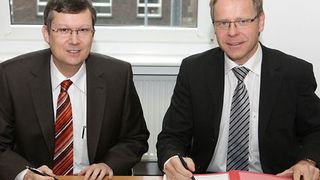 Dr. Axel Göhrt, Geschäftsführer Ineos Nova, (links) und Dr. Andreas Bonhoff, Geschäftsführer Infracor, haben die Verlängerung um drei Jahre besiegelt.  (Bild: Infracor)