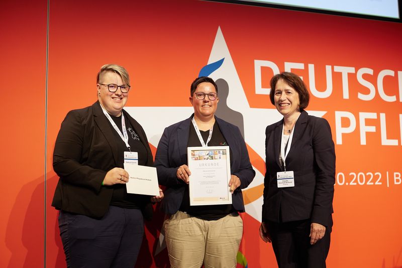 Träger des Pflegepreises 2022 ( Jan Pauls / Deutscher Pflegetag)