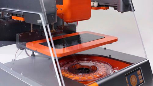 Viel Aufsehen erregte der wohl erste Drucker für 3DPE von Voxel8. Das System druckt Kunststoff sowie elektrisch leitfähige Tinten ... (Bild: Voxel8)