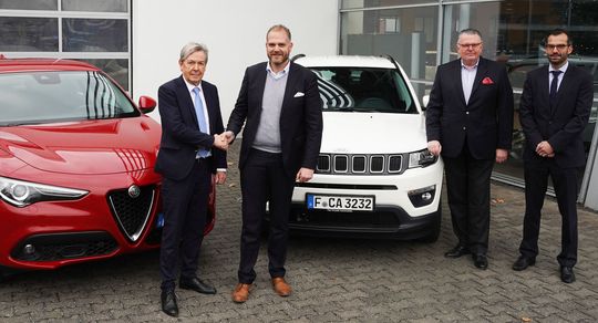 Frische Beziehung (von links): FCA-Netzentwickler Roland Schulte, der Markenverantwortliche bei Thiel, Benedikt Altrogge, Thiel-Chef Ulrich Hofmann und der Regionalleiter des Importeurs, Friedemann Tuch – zum Vergrößern bitte klicken.(Bild:  FCA)