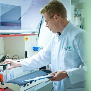Abb. 2: Die vollautomatisierte Pipettierung, Zellkultur und Mikroskopie in der Zellbiologie-Abteilung des ADSI ermöglicht Lebendzell-Manipulation und -Analyse. Sie findet bei mittlerem Probendurchsatz und bei normalen oder sauerstoffarmen Bedingungen statt.