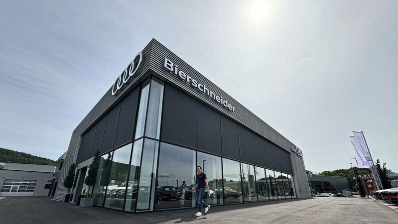 Auto Bierschneider hat im baden-württembergischen Aalen jetzt den ersten Audi-Showroom eröffnet, der gemäß dem aktuellen Progressive Showroom Concept (PSC) neu gebaut wurde.(Bild:  Achter – VCG)