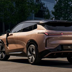 Das Mitteklasse-SUV soll sich durch seine hohe Elektro-Reichweite von 200 Kilometern auszeichnen.(Bild:  Lynk & Co)