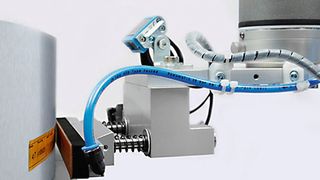 Ein UR-Roboter beim Etikettieren. (Topex)