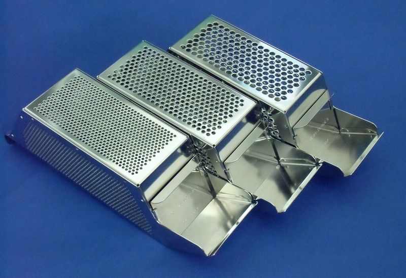 Silo-Greifbehälter verfügen über ein oberes Verschlussblech und eine sich nach vorne öffnende Greifzunge. Diese Behälter nehmen in der Regel einen größeren Teilevorrat auf und eignen sich bestens für moderne Materialfluss-Konzepte. (Bild: LK Mechanik)