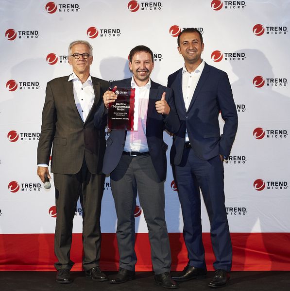 Bester Partner 2016 „Small Business Security“: Bechtle IT-Systemhaus GmbH, übergeben an Stefan Ludwig (m.) durch Mithat Akay und Martin Ninnemann (Trend Micro) (Trend Micro)