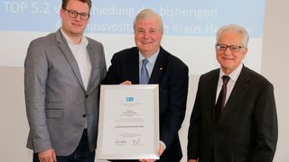 Neuer Ehrenpressesprecher: (v.li.) Hauptgeschäftsführer Carsten Beuß, Klaus Heschke und Präsident Harry Brambach. (Bild: Kfz-Gewerbe Baden-Württemberg)