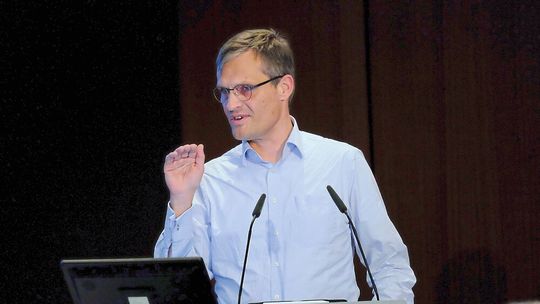 In einer Art Grundsatzrede erläuterte der künftige Hauptgeschäftsführer Dr. Kurt-Christian Scheel die Strategie des ZDK für die Zukunft.(Bild:  Zietz – »kfz-betrieb«)