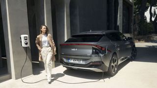 In Deutschland gibt es derzeit rund 80.000 öffentlich zugängliche Ladepunkte. (Bild: Kia)