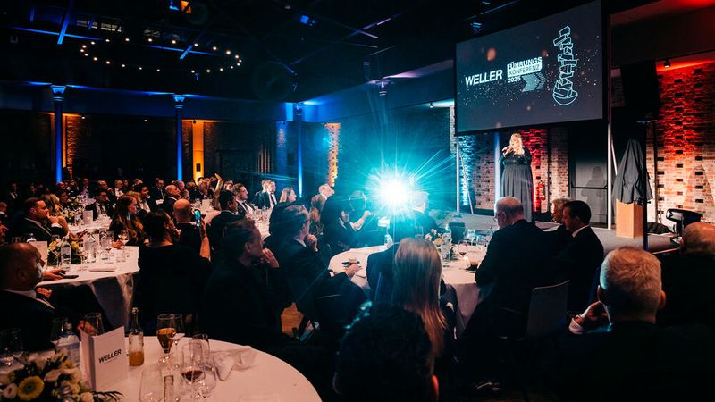 Eine Saxophon-Spielerin und ein Adele-Double sorgten auf dem Galaabend für Stimmung. (Bild: Weller)