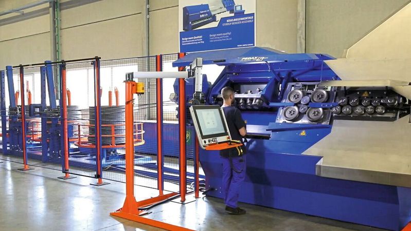 Bei den Bügelbiegeautomaten, die als Spulen gewickelten Stahldraht verarbeiten, muss sichergestellt sein, dass der Draht in der Zuführung auf Spannung gehalten wird, damit er zuverlässig verarbeitet werden kann.(Bild:  Pedax)