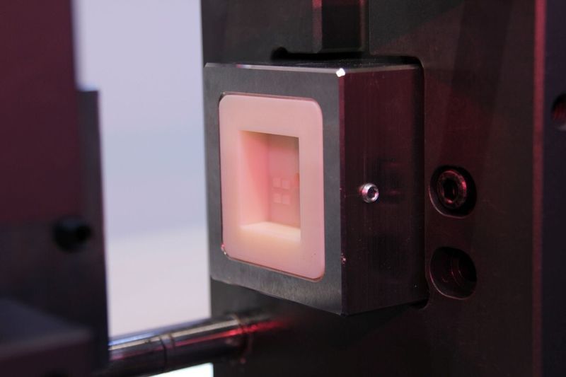 Ein kleines Spritzgießwerkzeug für die Produktion von Loßgröße eins bis etwa 50, das mithilfe von Stratasys-Anlagen 3D-gedruckt wurde... (Bild: Königsreuther)