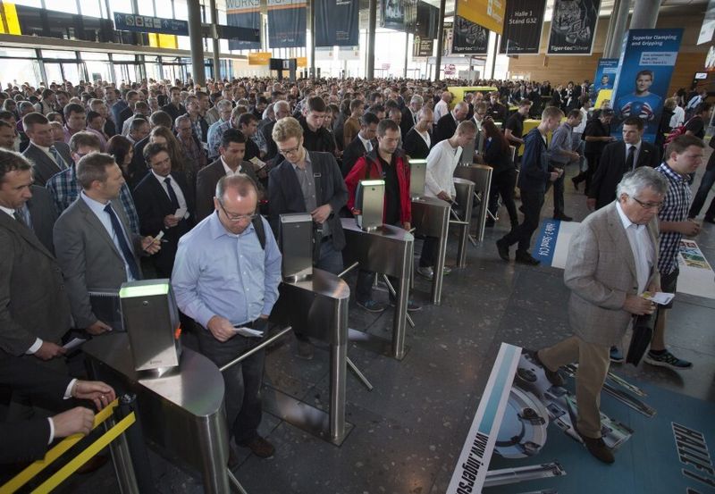 Vom Start weg war der Andrang bei der AMB 2012 groß. (Bild: Messe Stuttgart)