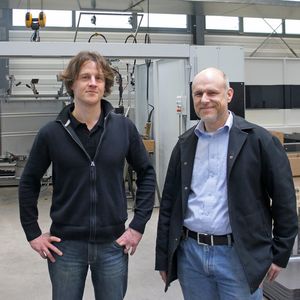 Erfolgreiche Zusammenarbeit: Edwin Keller junior (l.), Geschäftsführer der Ed. Keller AG, und Philippe Novak (r.), Geschäftsführer der MTP AG, vor der neu installierten Schweissroboteranlage.