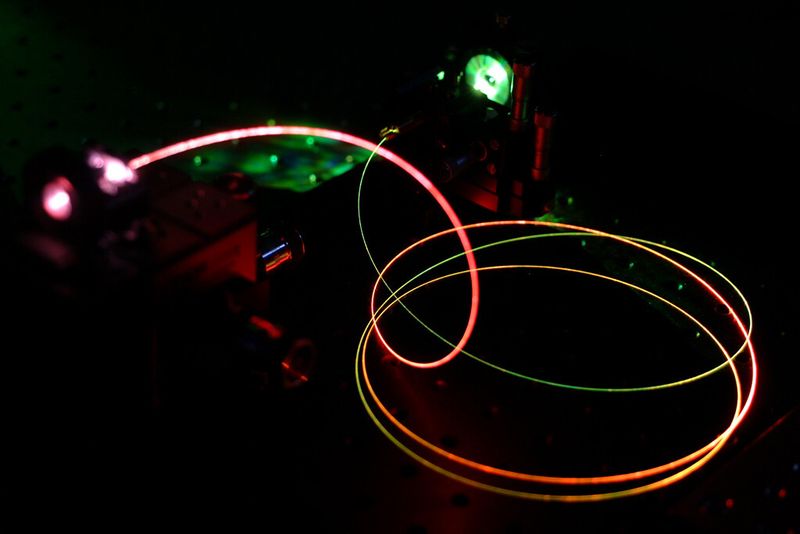 Eine photonische Kristallfaser, in die am Laser Zentrum Hannover Femtosekundenpulse eines Infrarotlasers eingekoppelt wurden. Solche Fasern erlauben in medizinischer Anwen-dung immer häufiger minimal invasive Eingriffe, wo bisher aufwändige OPs nötig waren. In staatlich geförderten Forschungsprojekten suchen Wissenschaftler nach Wegen, um mithilfe der Lichtleitfasern während Eingriffen spektroskopische Analysen von Geweben im Körper durchführen zu können. (Laser Zentrum Hannover)