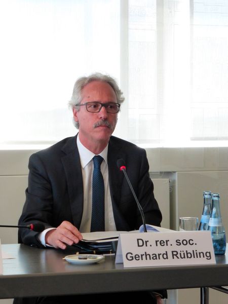 Trumpf-Arbeitsdirektor Dr. rer. soc. Gerhard Rübling erklärt:  „Industrie 4.0 führt zu veränderten Arbeitsaufgaben, die andere Kommunikations-Kompetenz-Muster unserer Mitarbeiter nötig machen. Diese Kompetenzen müssen aufgrund der Geschwindigkeit der Veränderungen mit modernen Lernformen vermittelt werden. Deshalb erarbeiten wir derzeit ein neues Qualifizierungskonzept für die zunehmend disziplinübergreifenden und prozessorientierten Tätigkeiten unserer Mitarbeiter.“ (Bild: Finus)