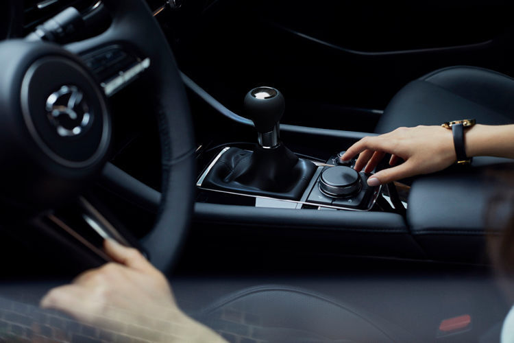 Das 8,8-Zoll-Display wird über einen Dreh-Drück-Schalter bedient. (Mazda)