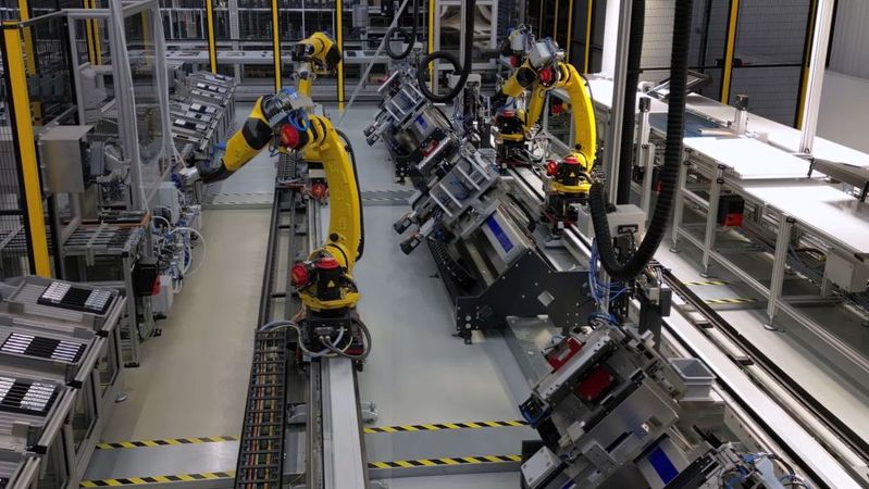 Automatisierte Fertigung von Schubladenkästen für Badmöbel.(Bild:  Toolcraft)