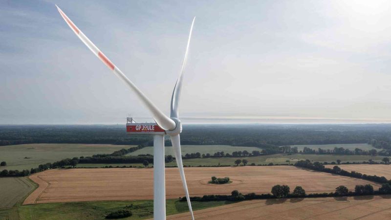 Die Stadtwerke München übernehmen 74 % der Anteile an dem von GP Joule geplanten Windpark Holzheim. Baustart für die vier neuen Anlagen war im Oktober 2026. (Bild:  GP Joule)