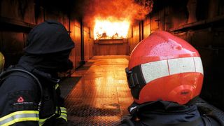 Ein besonders heißes Aufgabenfeld von Dräger ist die Entwicklung und Fertigung von Brandsimulationsanlagen – hier am Beispiel einer Flashover-Übungsanlage. (Bild: Dräger)