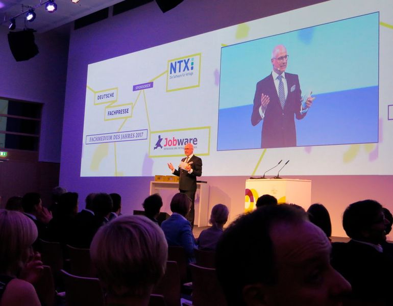 Die Preisverleihung wird moderiert von Volker Wieprecht, Hörfunkjournalist bei Radioeins (RBB), Gewinner des Deutschen Radiopreises in der Kategorie „Bester Moderator“ (2013). (Schäfer / Devicemed)