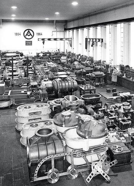 Im Jahr 1960 stirbt Karlheinrich Heller überraschend; Paul Grote übernimmt die Geschäftsführung und begleitet auch das Unternehmen durch das 100-jährige Jubiläum. (Bild: Aerzener Maschinenfabrik)