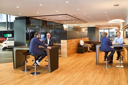 Die Begegnung mit dem Kunden am „Point of Experience“ soll zum Erlebnis werden. (Bild:  Daimler)